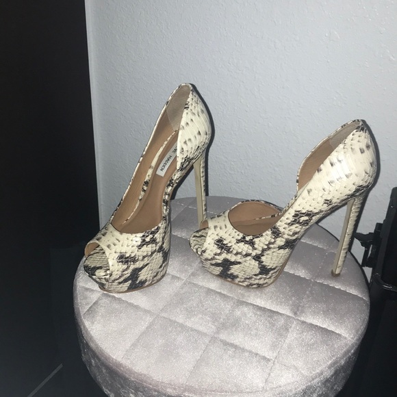 Steve Madden Shoes - Steve Madden snake print heels